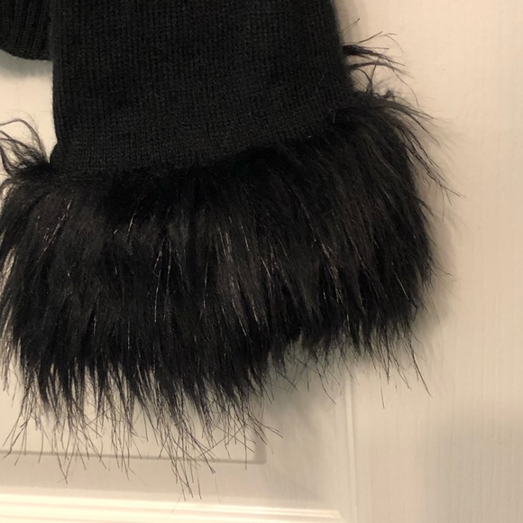 Large button up black sweater with fur - Picture 5 of 5